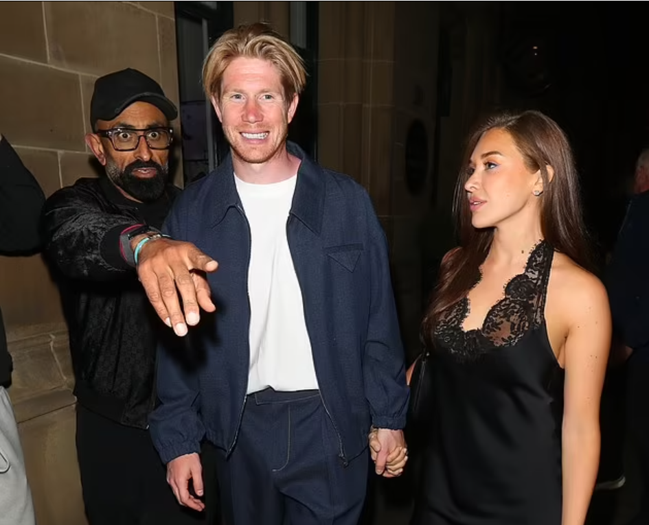 开云APP-德布劳内举办告别派对，瓜帅骑单车参加，格拉利什夜深才离场