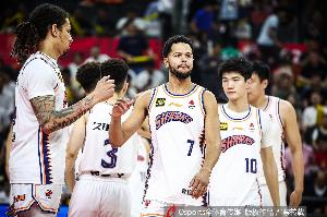 被限制!哈维17投6中&三分7中3 得到18分4板1助2断