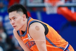 开云-攻防都很努力!李弘权10中4拿到12分10板3助&送出3次封盖